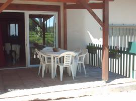 Gîte Avec Sa Piscine Privée, hotel a Saint-Pée-Saint-Simon