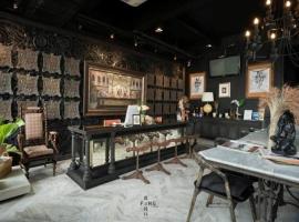 Shade House - Phuket Downtown, hotel in Phuket