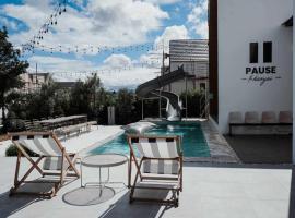 Pause pool villa at khaoyai, hotel v destinaci Pak Chong