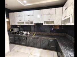 Rudra BNBF – hotel w mieście Gandhidham