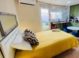 Room in Alicante with private bathroom and terrace