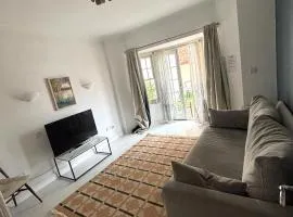 Queen Anne Court with FREE PARKING By Prescott Apartments