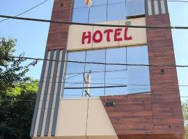 Moon Stays Newly Build I Couple Friendly I Panipat, khách sạn ở Pānīpat