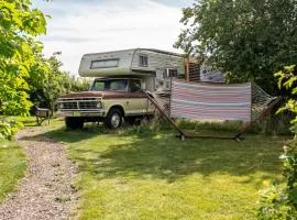 1 Bed Vehicle Luxury Camper -Hot Tub Pets - Willy