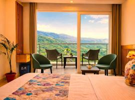 The Pine Woods - A Four Star Luxury Resort In Mussoorie Near JW Marriott – hotel w mieście Mussoorie