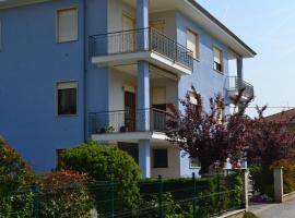 Alloggio per 4 persone con due camere da letto e cucina, hotel a Carrù