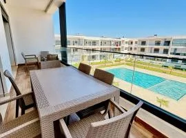 Appartement moderne vue piscine avec parking & WiFi