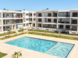 Appartement moderne vue piscine avec parking & WiFi, hotel di Mansouria