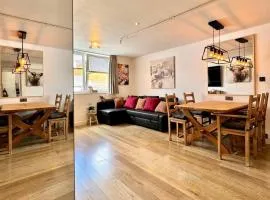 Group-Friendly Flat - 3 Beds, a Sofa Bed & Parking