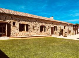 Two Holiday Homes with 6 Bedrooms, Air Con & Private Heated 10x4M Salt Water Pool - 40 Mins from Bergerac, hotell sihtkohas Capdrot