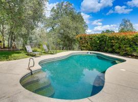8-Acre Retreat: Pool & Stunning Mt Lassen View!、レディングのホテル
