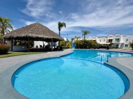 Relaxing 3BR Vacation Home w Pool, BBQ, King Suite Near Beach Nuevo Vallarta, hotel em Jarretadera