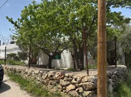 Featured House Furnished Independent for Rent, hotelli Ajlounissa