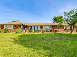 'Hillbilly Paradise' Near Casino & Fort Campbell, hotel a Oak Grove
