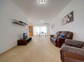 Charming 2 Bedroom Penthouse with Balcony in Siġġiewi, Malta, hotel din Siġġiewi