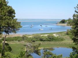 Ocean views Walk to Beach Pet Friendly AC Private, hotel v destinaci Chatham