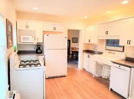 Charming Cape Cottage Steps from Bank St Beach