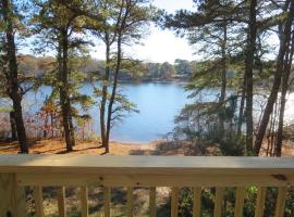 Pond Front Beach Pet Friendly AC WiFi, Hotel in Harwich