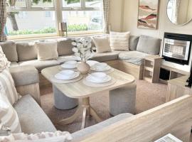 Casita De Cuervo at Shorefield Park - WIFI - Pet Friendly - Passes Included, Hotel in Everton