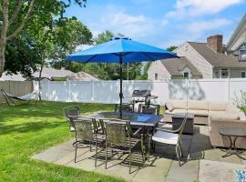 Tide the Knot: Cozy Cape w/ Yard Central A/C, hotel em Hyannis