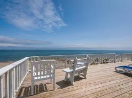 OCEANFRONT Classic beach cottage on Spring Hill Beach with great views and AC