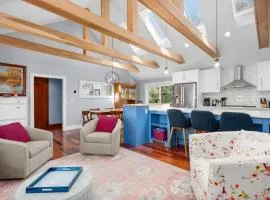 Gorgeous Cape Cod Retreat Near Town Neck
