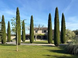 Luberon Beautiful Villa Pool and Serenity, Hotel in Cavaillon