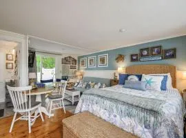 Cozy Mid-Cape Studio Steps to the Beach Pool
