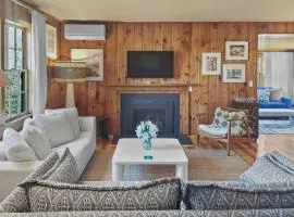 Blue Sky Retreat – Cozy, Central Walk to Beach