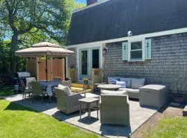 Town Neck Hideaway: Walk to Beach Village