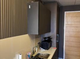 Cozy&Modern Studio WaveCity Stylish Comfortable, Hotel in Ghaziabad