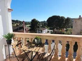 Easy and free parking right in front of the building La Pubilla Apartment