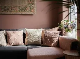 Upper Eastside - XL bed, Balcony, close Cafes and Bars
