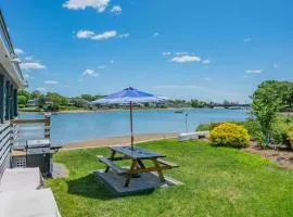 The Glam Shack: Waterfront Bliss in Onset