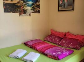 Gialyn's Apartment, хотел в Loon