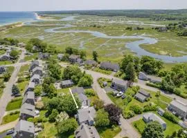 Cozy Town Neck Cape Escape – Pet Friendly