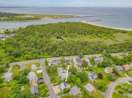 Charming Town Neck Home for Cape Relaxation, hotelli kohteessa Sandwich