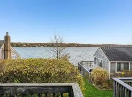 Peaceful Waterfront Cottage Escape