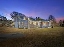Dog-Friendly Pleasant Lake Cottage in Harwich
