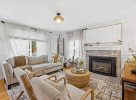 Pet Friendly 3-Level Family Retreat with Fire Pit, hotel em Mashpee