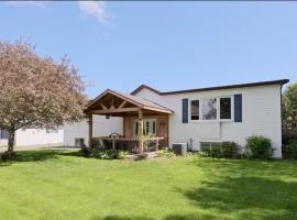 Private Hay Bay Waterfront Napanee with Pool and Dock, khách sạn ở Deseronto