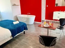 Aux Charmes-Suites cosy et independantes equipees d un frigo, micro ondes et nespresso