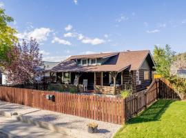 Historic 3 bedroom Cabin Downtown Cody Yellowstone, khách sạn ở Cody