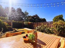 Maison Langevin 2-Bedroom House with Cozy Garden & Patio, hotel din Lille