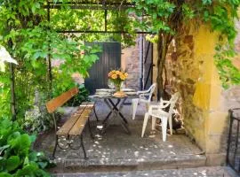 Charmante maison en pierres dorées, au calme avec jardin et parking gratuit - A 15 mn à pied du village de Lentilly