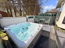 Private Hot Tub & Spacious Decking Area in Northumberland, Dog-Friendly, Free Golf Access