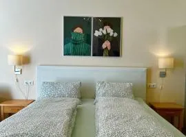 Smaragd, Studio-Apartment Zentrum, Nähe Bahnhof und Therme, Balkon, am Fluss