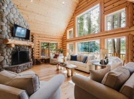 Riverfront log cabin style home with full kitchen deck washer & dryer and WIFI, hotel Bendben