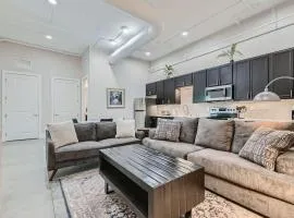 Golden Getaway - Spacious 2BR - Walk to Trails