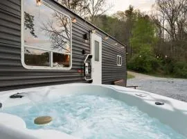 Skylar - Riverside Retreat, Hot Tub, Fire Pit and Mountain Views